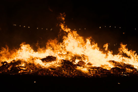 Gran fuego, hoguera fiesta de las hogueras de San Juan.
