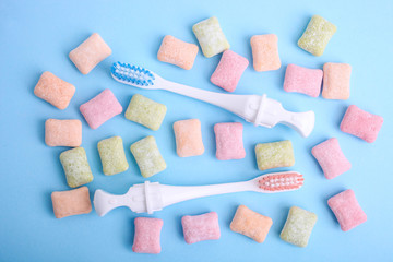 Toothbrushes and pads of multi-colored chewing gum