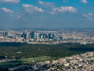 vue aérienne du Bois de Boulogne et de La Défense à Paris