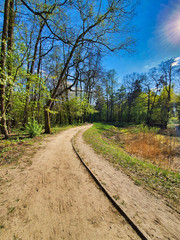 SŁONECZNY DZIEŃ W PARKU. 
PARK IM. JÓZEFA PIŁSUDSKIEGO 
(NA ZDROWIU). ŁÓDŹ, POLSKA  