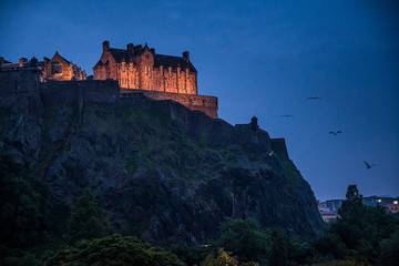 Fototapeta na wymiar Il castello di Edimburgo all'imbrunire