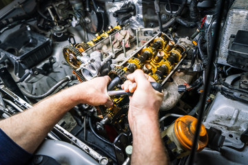 Car repair: overhaul of the V6 engine with detailed pulleys and parts. - obrazy, fototapety, plakaty