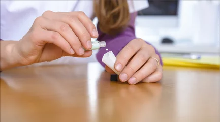 Deurstickers female doctor prepares homeopathic medicine - globules © Michael