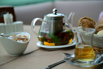 Чай, чайник, напиток, зелёный чай, травяной чай, прозрачный чайник, чашка, сахар, чаепитие, сервировка,