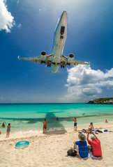 Atterrissage d'un avion de ligne au dessus de la plage de Maho &agrave; Saint-Martin