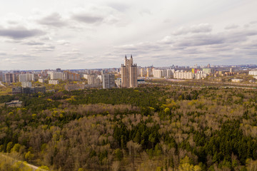 Fototapeta na wymiar panoramic view of the houses and parks of the big city view from the drone