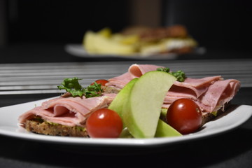 Vollkornbrot mit gekochten Schinken, Tomaten und grünen Apfel