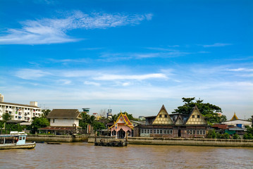 Life and houses along the river