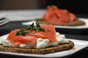 belegtes Brot mit Lachs und Frischkäse