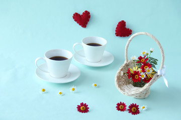 Obraz na płótnie Canvas ハートと赤いマーガレットの花かごとコーヒー