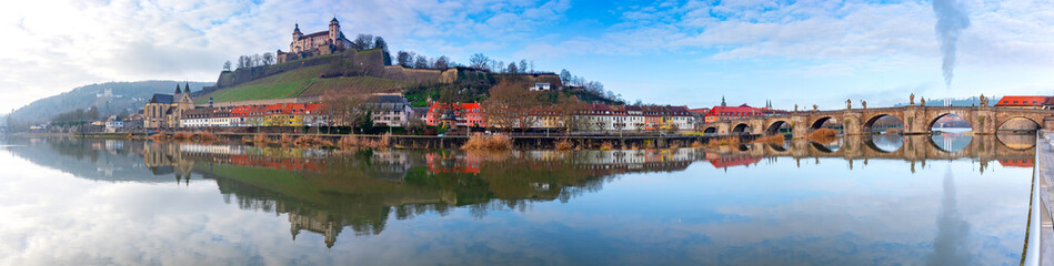 Obraz premium Wurzburg Panorama of the river and the old city.