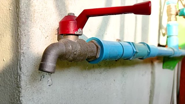 Drip from the end of the tap from the water pipe in the apartment.