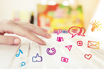 Main sur clavier blance d'ordinateur avec l'infographie de réseaux sociaux
