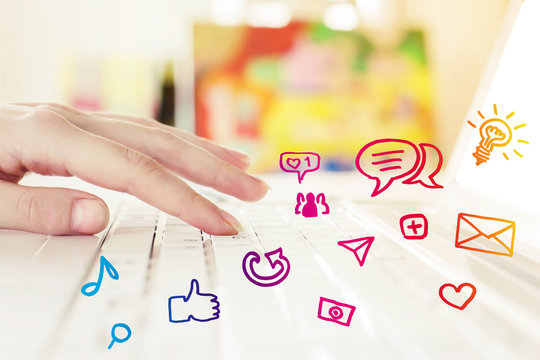 Main sur clavier blance d'ordinateur avec l'infographie de r&eacute;seaux sociaux
