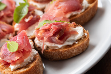Crostini con tonno affumicato e crema di formaggio, antipasti italiani 