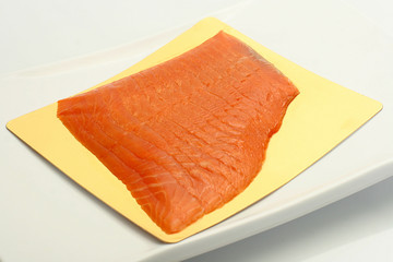 소포장용으로 슬라이스 된 훈제연어 제품 