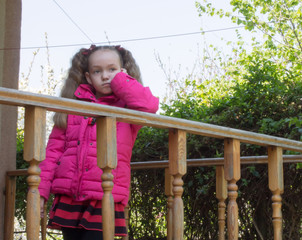Obraz premium little girl misses the porch with self-isolation