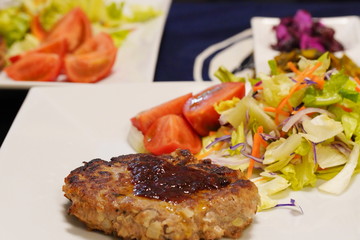 箸で食べる和食風のハンバーグステーキ