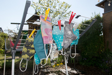 gewaschener Mundschutz trocknet auf einer Wäscheleine