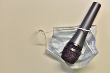 Chanter avec un masque