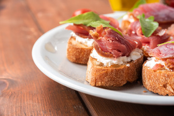 Crostini con tonno affumicato e crema di formaggio, antipasti italiani 