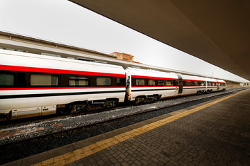 Obraz premium treno fermo in stazione