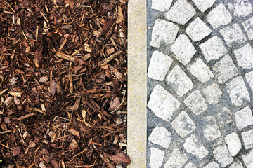 Rindenmulch und Gehweg