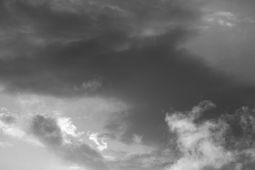 Obraz premium Grauer Wolken Himmel nach einem Regen Schauer im April