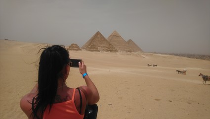 woman in desert © POROSPORT