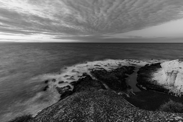 Costa con agua sedosa blanco y negro