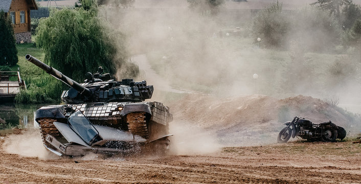 Kampfwagenkanone Bilder Durchsuchen 3,675 Archivfotos,