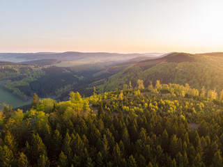 Luftaufnahme von den Wäldern des Sauerlandes bei Sonnenaufgang, Winterberg, Sauerland, Deutschland - obrazy, fototapety, plakaty