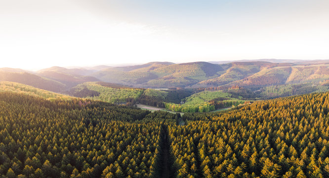 Luftaufnahme von den W&auml;ldern des Sauerlandes bei Sonnenaufgang, Winterberg, Sauerland, Deutschland