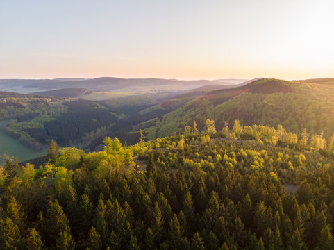 Luftaufnahme von den W&auml;ldern des Sauerlandes bei Sonnenaufgang, Winterberg, Sauerland, Deutschland