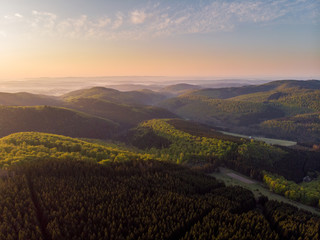 Luftaufnahme von den Wäldern des Sauerlandes bei Sonnenaufgang, Winterberg, Sauerland, Deutschland