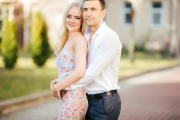 Obraz premium Young couple in love hug each other on city background