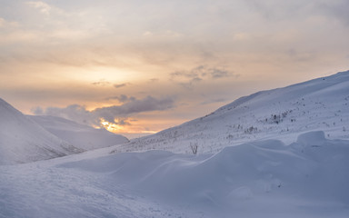 Naklejka na ściany i meble Atardecer en las montañas nevadas del norte de Noruega, en Nordland, Tromso