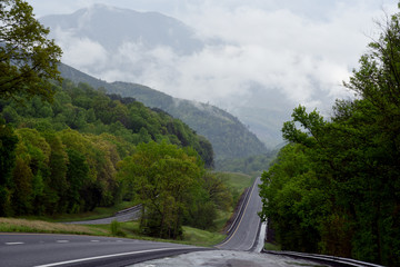 Obraz premium Fog hovers over the mountains of East Tennessee.