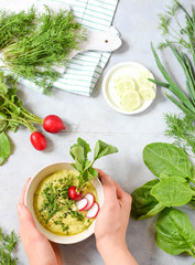 Zielona pasta i warzywa wiosenne © Anna