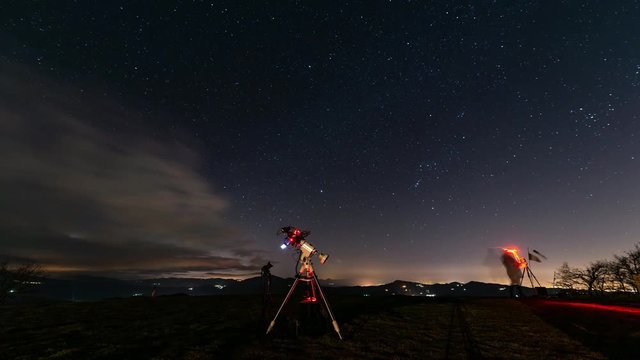 Filmato time lapse, di una notte sotto le stelle con telescopi e astronomi