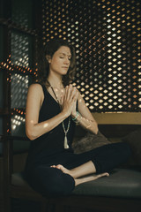 Obraz na płótnie Canvas the Woman meditating with namaste