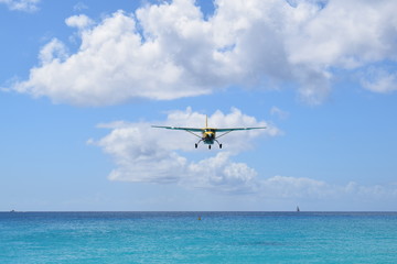 Fototapeta na wymiar Avion en Saint Maarten
