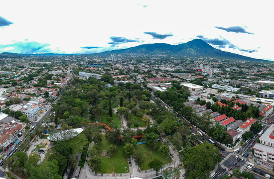 Panoramica de drone Parque Cuscatlan San Salvador El Salvador y vista de la ciudad de San Salvador
