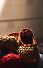 ovillos de lana natural organica de colores y peucos hechos a mano 