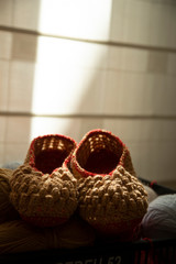 ovillos de lana natural organica de colores y peucos hechos a mano 