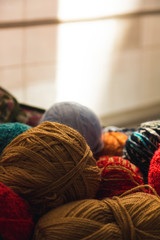 ovillos de lana natural organica de colores 