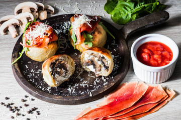 Canapé de queso con hongos y jamón serrano