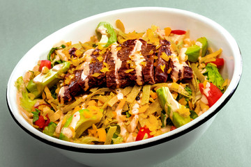 Pasta con Pescado y Aguacate