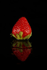 Morango fresco fotografado em estudio, com reflexo 