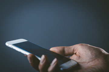 スマホを操作する人の手